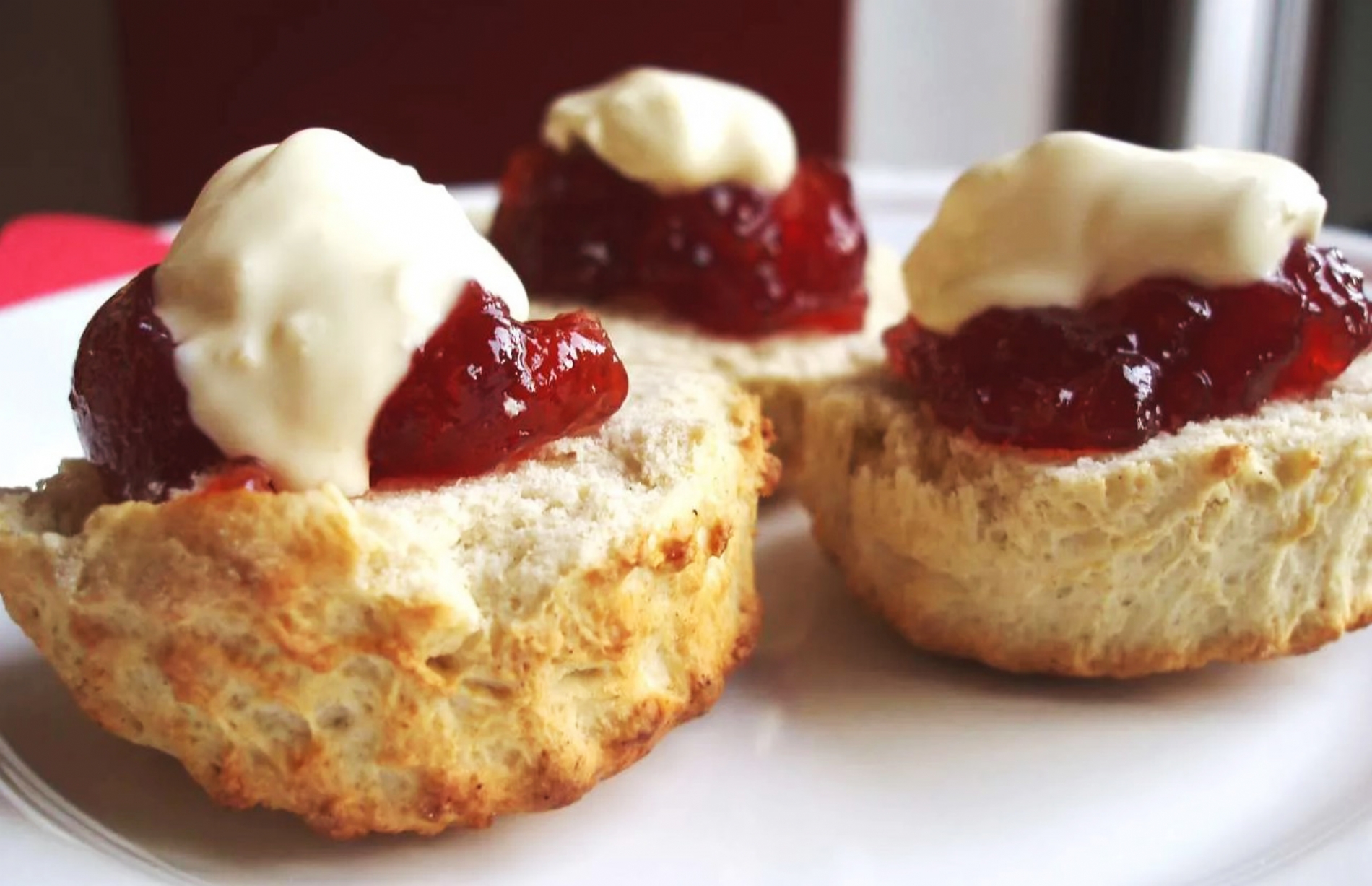 The long debate – cream or jam first?